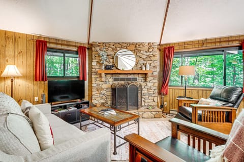 The Round House - Treetop North Carolina Cabin! Haus in Laurel Park