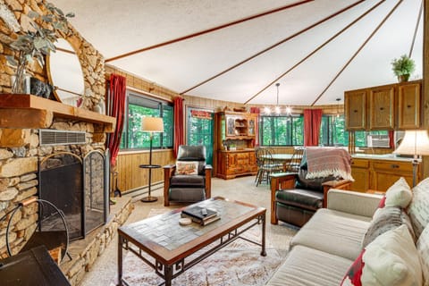 The Round House - Treetop North Carolina Cabin! Haus in Laurel Park