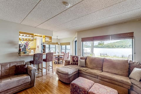 Marvel at Midlake Apartamento in Big Boulder Lake