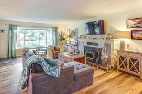 Tacoma Retreat with Fire Pit - Walk to Lake Access! Casa in Lakewood