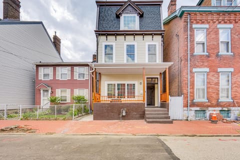 Modern Pittsburgh Home with Rooftop Deck and Backyard House in Pittsburgh