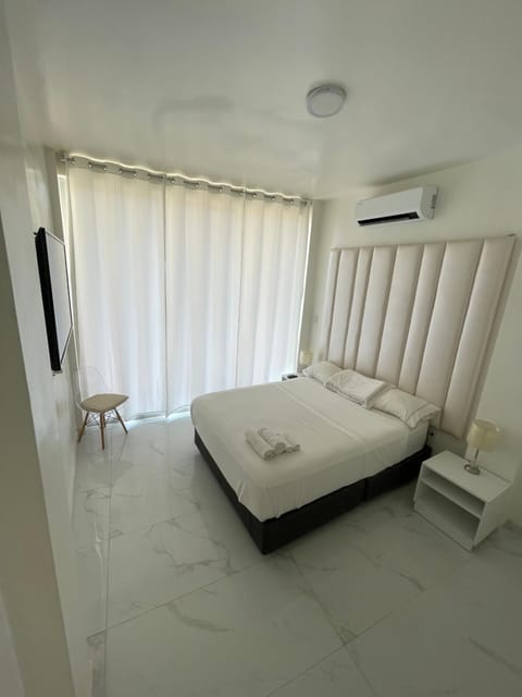 Bed, TV and multimedia, Photo of the whole room, Bedroom, towels, air conditioner