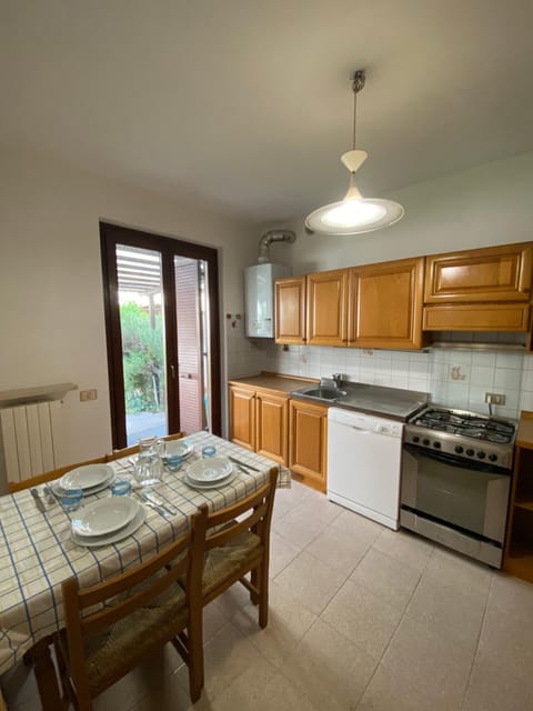 Kitchen or kitchenette, Dining area, dishwasher, stove