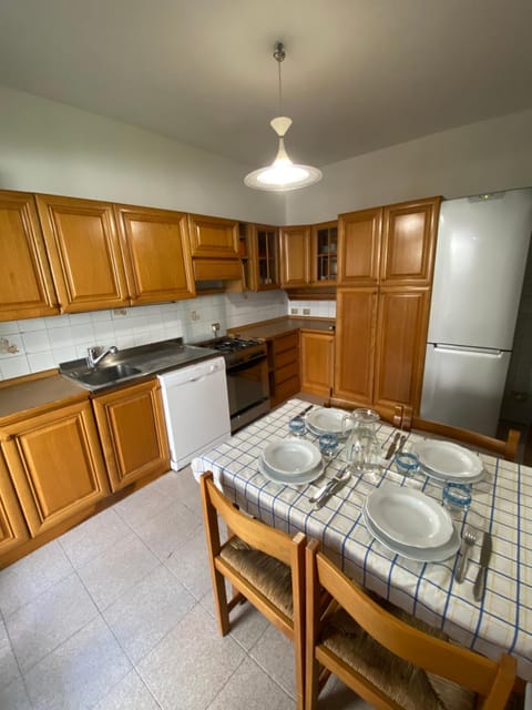 Kitchen or kitchenette, Dining area, dishwasher, stove