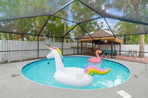 Fishing Dock with Tiki Hut and Pool! Villa in Town N Country