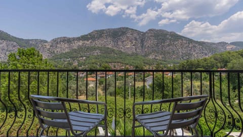 View (from property/room), Balcony/Terrace, Mountain view