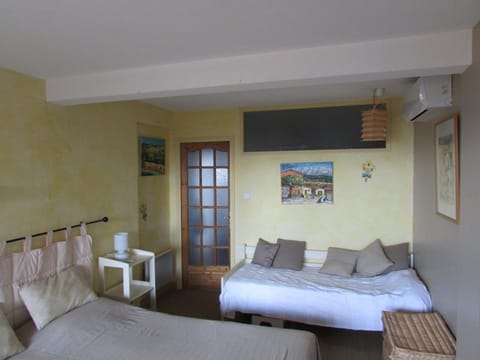 Le Lavandou: Splendide T3 avec terrasse, climatisation, WiFi et parking - FR-1-803-3 Apartment in Le Lavandou