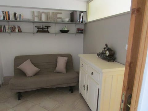 Le Lavandou: Splendide T3 avec terrasse, climatisation, WiFi et parking - FR-1-803-3 Apartment in Le Lavandou