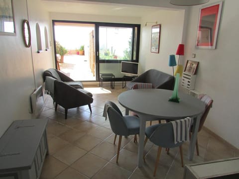 Le Lavandou: Splendide T3 avec terrasse, climatisation, WiFi et parking - FR-1-803-3 Apartment in Le Lavandou