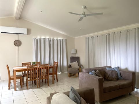 On The Bank - Burrum Heads- Riverfront- 3BR- Aircon House in Riverview Drive