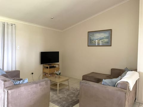 On The Bank - Burrum Heads- Riverfront- 3BR- Aircon House in Riverview Drive