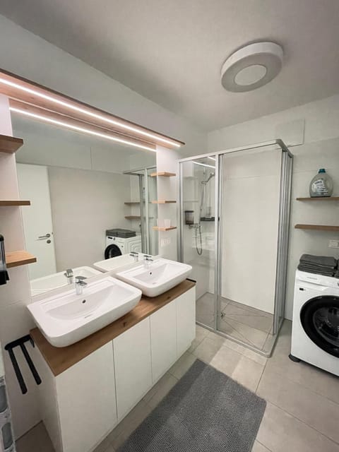 Shower, Bathroom, towels, washing machine