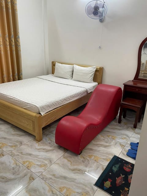 Bed, Photo of the whole room, Seating area, Bedroom