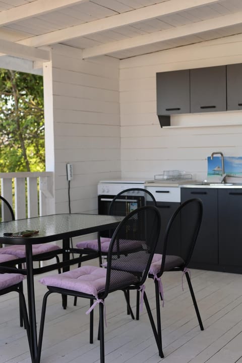 Kitchen or kitchenette, Living room, Seating area