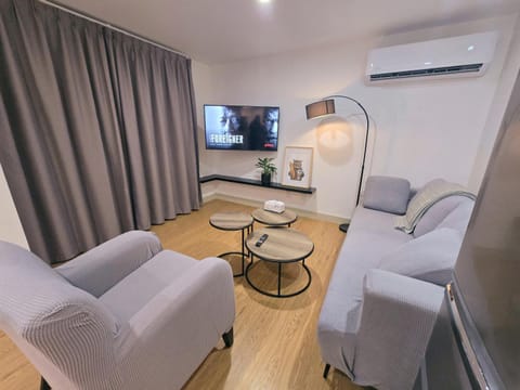 Communal lounge/ TV room, TV and multimedia, Living room, Seating area, Dining area, Evening entertainment, air conditioner