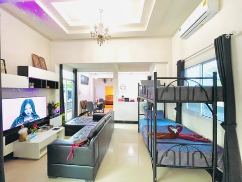 Bed, TV and multimedia, Living room, Photo of the whole room, Seating area, Evening entertainment, bunk bed, air conditioner