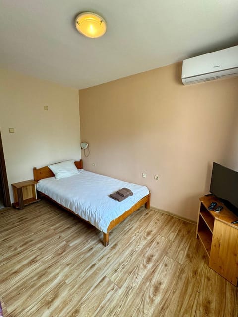 Communal lounge/ TV room, Bed, air conditioner