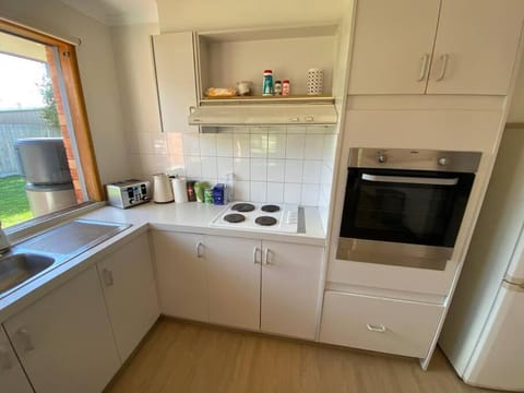 Coffee/tea facilities, Kitchen or kitchenette, oven, stove