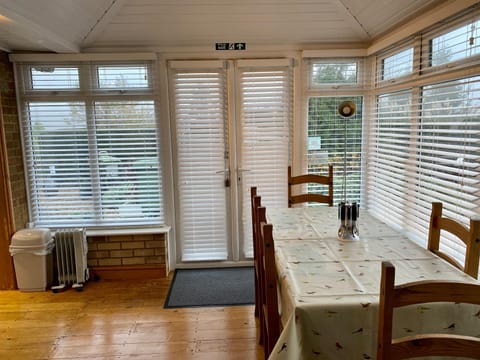 Kitchen or kitchenette, Photo of the whole room, Decorative detail, Dining area