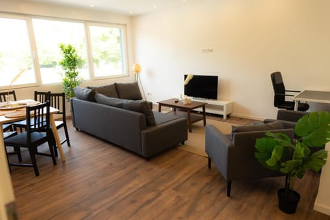 Communal lounge/ TV room, TV and multimedia, Living room, Seating area, Dining area