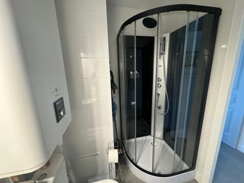 Shower, Toilet