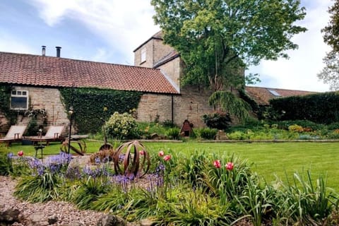 Rural cottage with wood fired hot tub House in Bassetlaw District