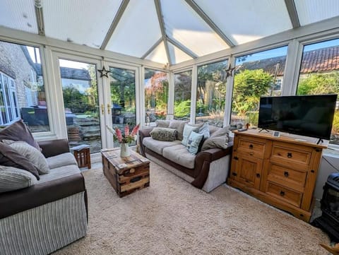 Rural cottage with wood fired hot tub House in Bassetlaw District