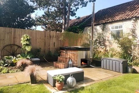 Patio, Garden, Hot Tub, Hot Tub, Garden view