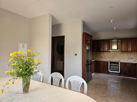 Dining area, kitchen