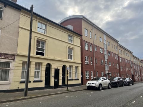 Property building, Day, Neighbourhood, City view, Street view, Location, Parking