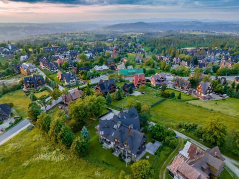 Property building, Day, Neighbourhood, Natural landscape, Bird's eye view, City view, Mountain view, Street view