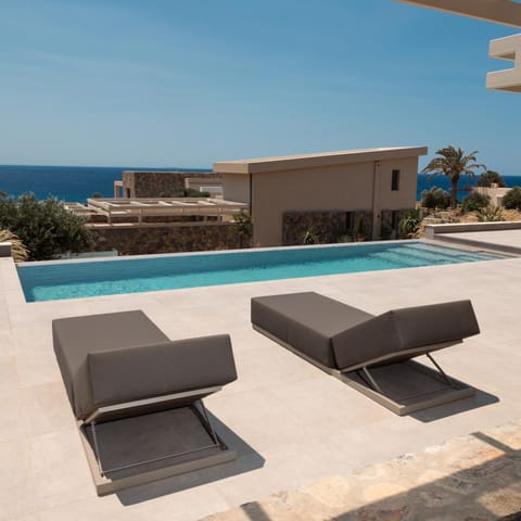 Property building, Pool view, Sea view, Swimming pool, sunbed