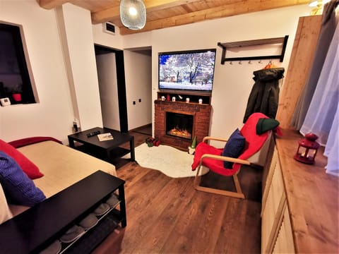 Communal lounge/ TV room, TV and multimedia, Living room, Seating area, Entertainment, flat iron, locker