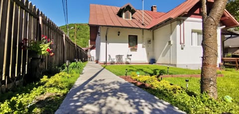 Property building, Day, Garden, Garden view