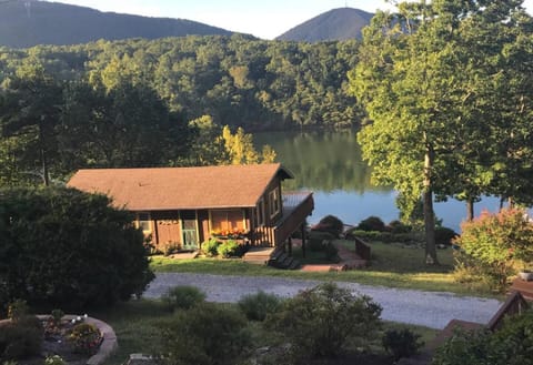 Cute And Comfy Cabin House in Smith Mountain Lake