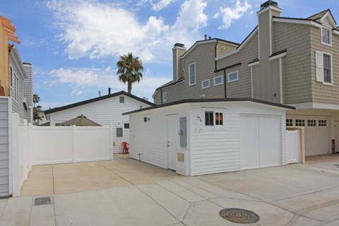 1759 Miramar Dr Maison in Balboa Peninsula