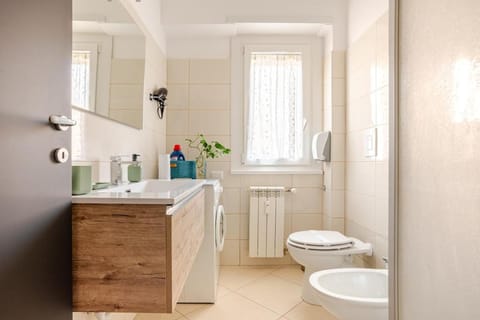 Toilet, Bathroom, bidet, towels