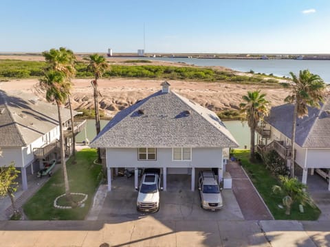 Tropical SpaceX Retreat Casa in Port Isabel