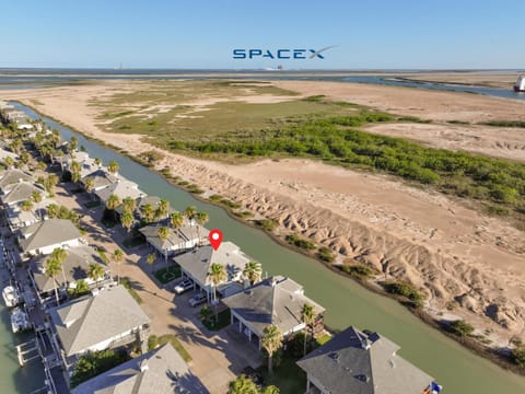 Tropical SpaceX Retreat Casa in Port Isabel