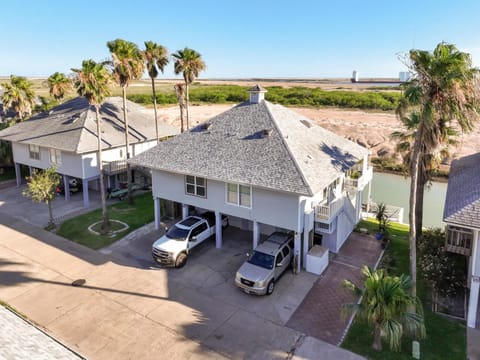 Tropical SpaceX Retreat Casa in Port Isabel