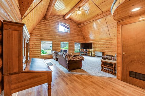 Roomy Log Cabin with Hot Tub, Walk to Kenai River! Maison in Ridgeway