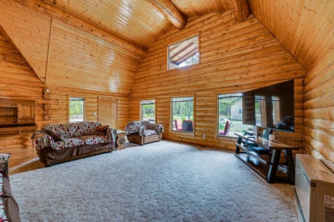 Roomy Log Cabin with Hot Tub, Walk to Kenai River! Maison in Ridgeway