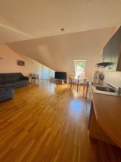 TV and multimedia, Kitchen or kitchenette, Living room, Dining area