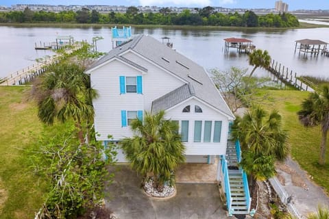 Property building, Day, Natural landscape, Bird's eye view, River view, Sea view