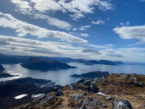 Sjarmerende hus i havgapet i Selje House in Vestland