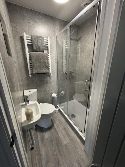 Shower, Toilet