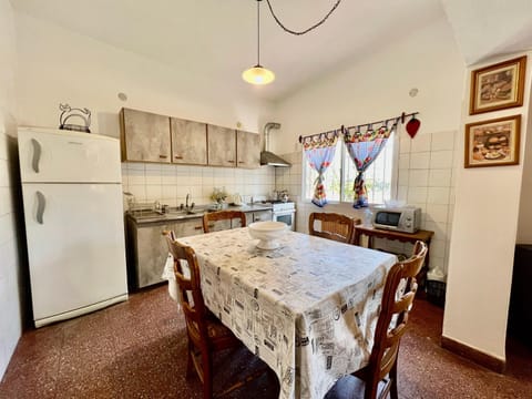 Kitchen or kitchenette, Dining area, oven