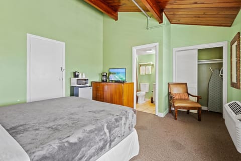 Oceanfront Inn, Standard Room, King Bed, Town View, #10 Hotel in Fort Pierce