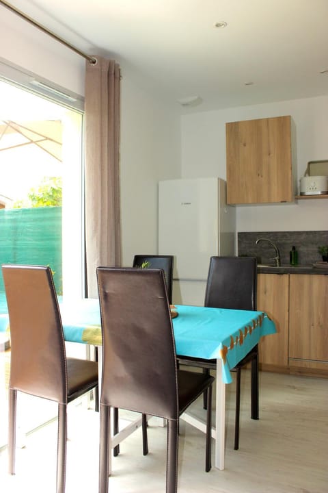 Kitchen or kitchenette, Dining area