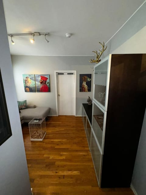 FANCY APT SUBWAY CROSSING STREET - Best Location Apartment in Long Island City